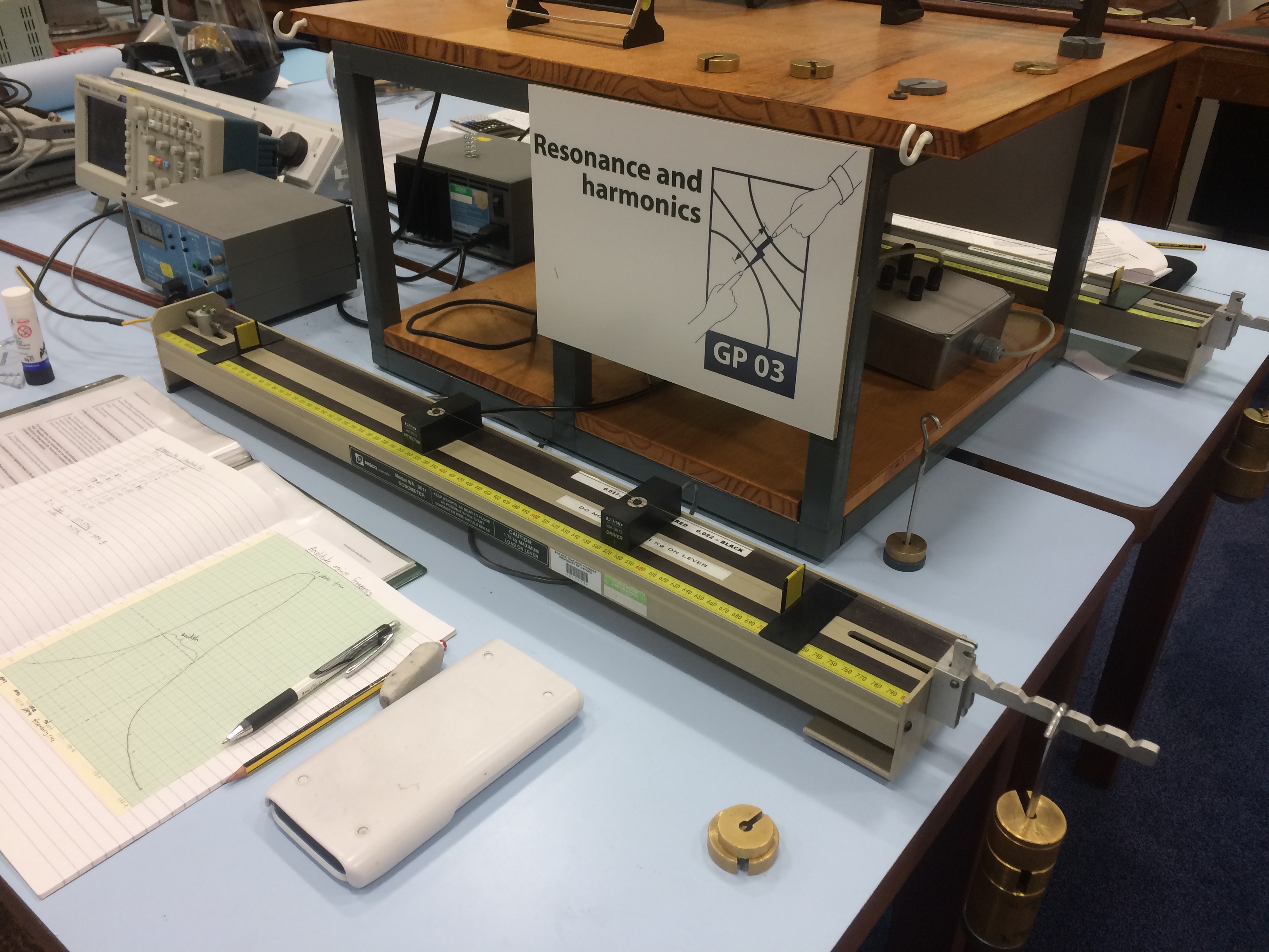 Image of the GP03 (Resonances and Harmonics) experiment from the physics Practical Course.