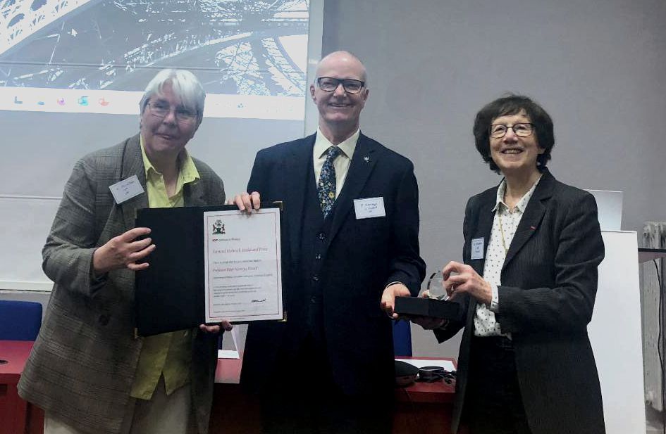 Prof Peter Norreys receiving the Holweck Prize.