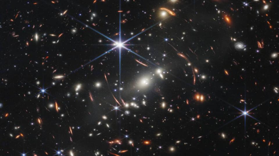 Gravitational lensing image of galaxies 