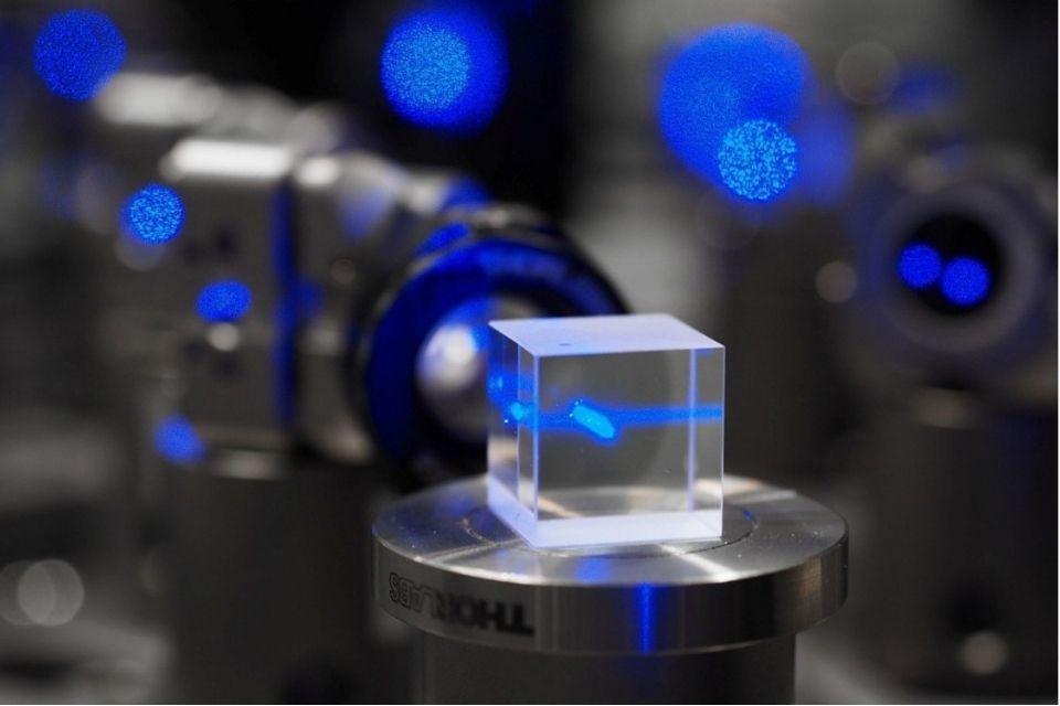 To build a quantum sensor, light must be prepared in a carefully controlled state where its frequency, polarisation and intensity are all well controlled. Here, the polarisation of blue light is altered before it is used to cool the atoms to absolute zero.