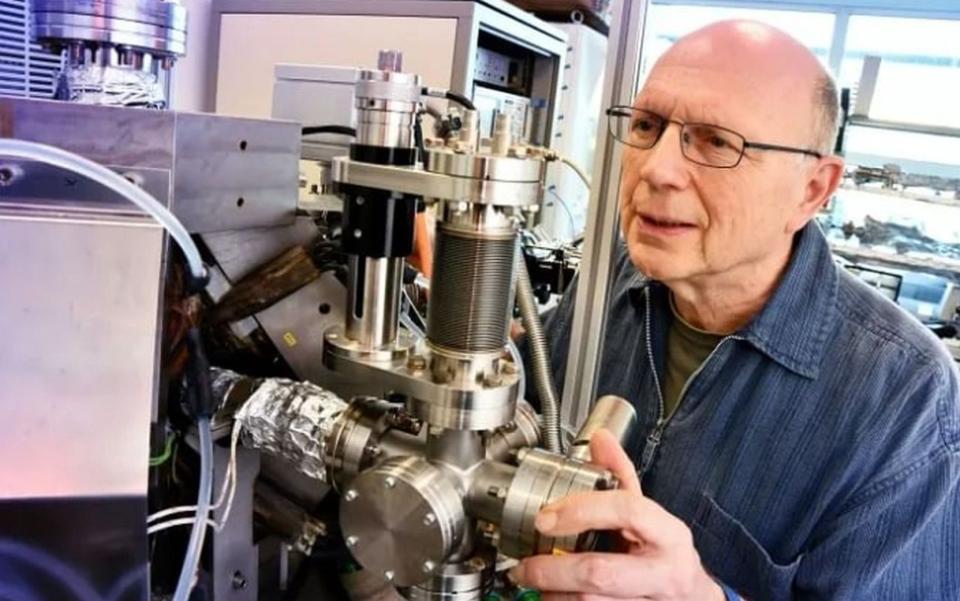 Prof Gerrit van der Laan receives REXS 2025 Career Distinction Award