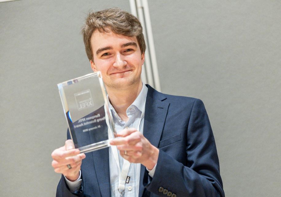 Patrick Heighway being presented with the EuXFEL Young Scientist Award.