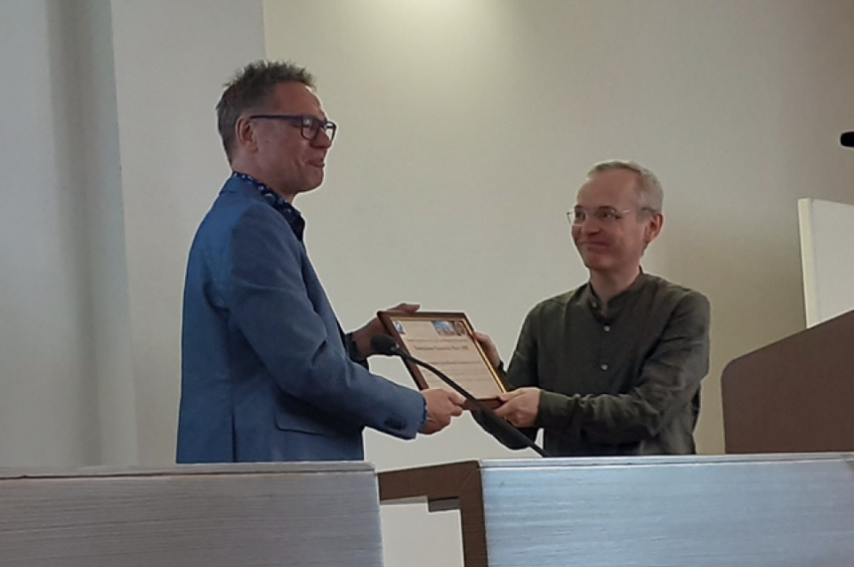 Stephen Blundell receiving the Yamazaki prize