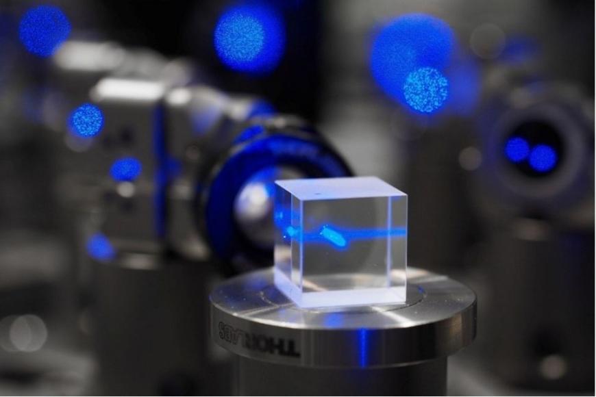 To build a quantum sensor, light must be prepared in a carefully controlled state where its frequency, polarisation and intensity are all well controlled. Here, the polarisation of blue light is altered before it is used to cool the atoms to absolute zero.