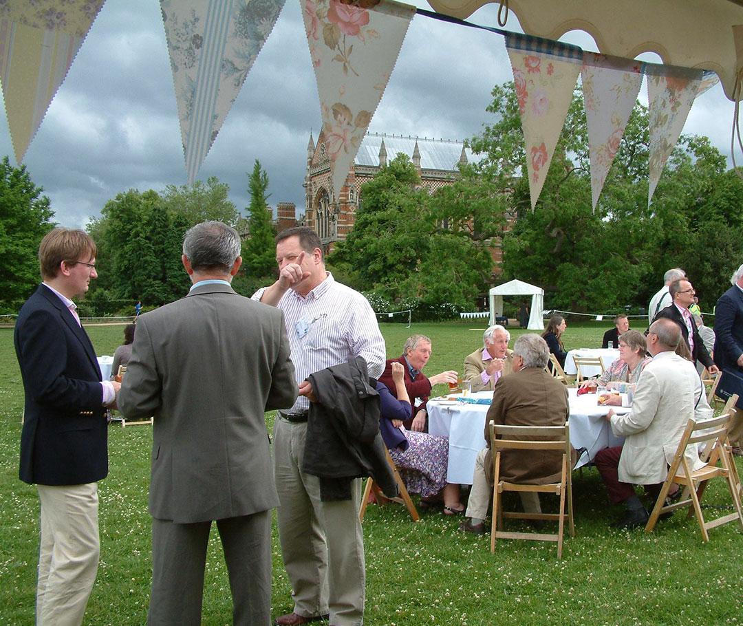 Alumni of the Department of Physics at an event