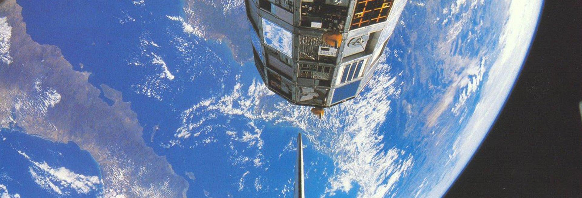 Shuttle deploying LDEF satellite