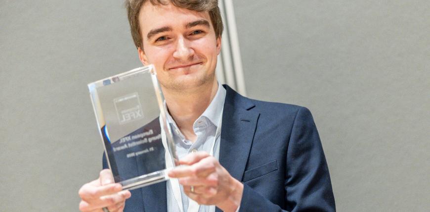 Patrick Heighway being presented with the EuXFEL Young Scientist Award.